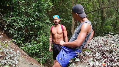 Przystojni chłopcy geje krążący po lesie