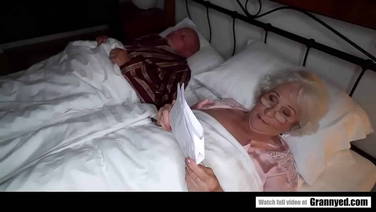 70-letnia babcia pieprzy przyjaciela męża, gdy on śpi