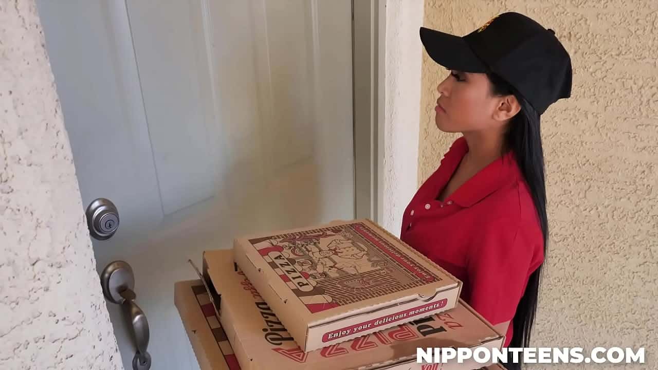 Dwóch facetów w trójkącie z dziewczyną dostarczającą pizzę